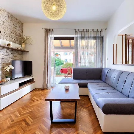 Stylish Flats With Two Bedrooms In Apartment *