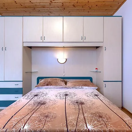 Stylish Flats With Two Bedrooms In Apartment Premantura